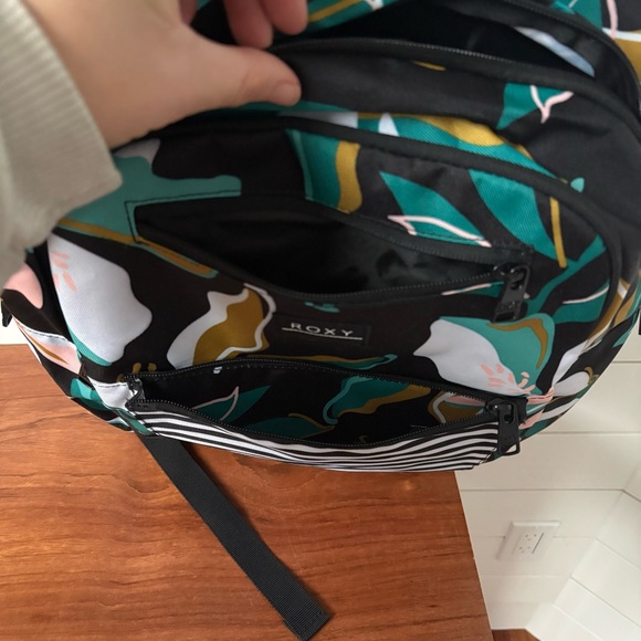 New Roxy Here You Are 24L Medium Backpack Black Floral Striped Laptop Pocket - Picture 6 of 8